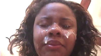 Vajza e zezë braziliane merr një spermë në fytyrën e saj pas seksit anal me një kar të madh